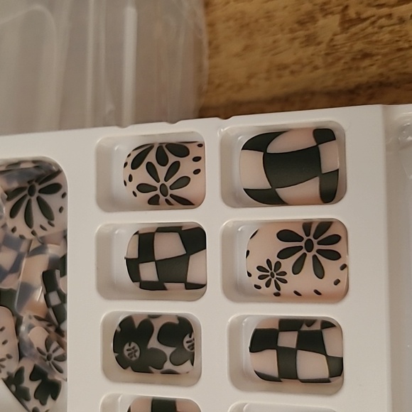 2/$16 Black Matte Floral Checkerboard Press On Nails - Picture 15 of 16